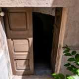 Ma le sorprese di Villa Armida non finiscono qua. Le due Circella infatti ci riconducono all�esterno della residenza e, una volta nel cortiletto, ci indicano alla sinistra dell�elegante scalinata altri gradini che scendono verso un�anonima porta in legno